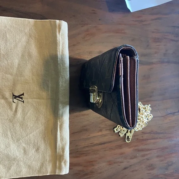 LOUIS VUITTON QUILTED SARAH WALLET - Picture 14 of 14